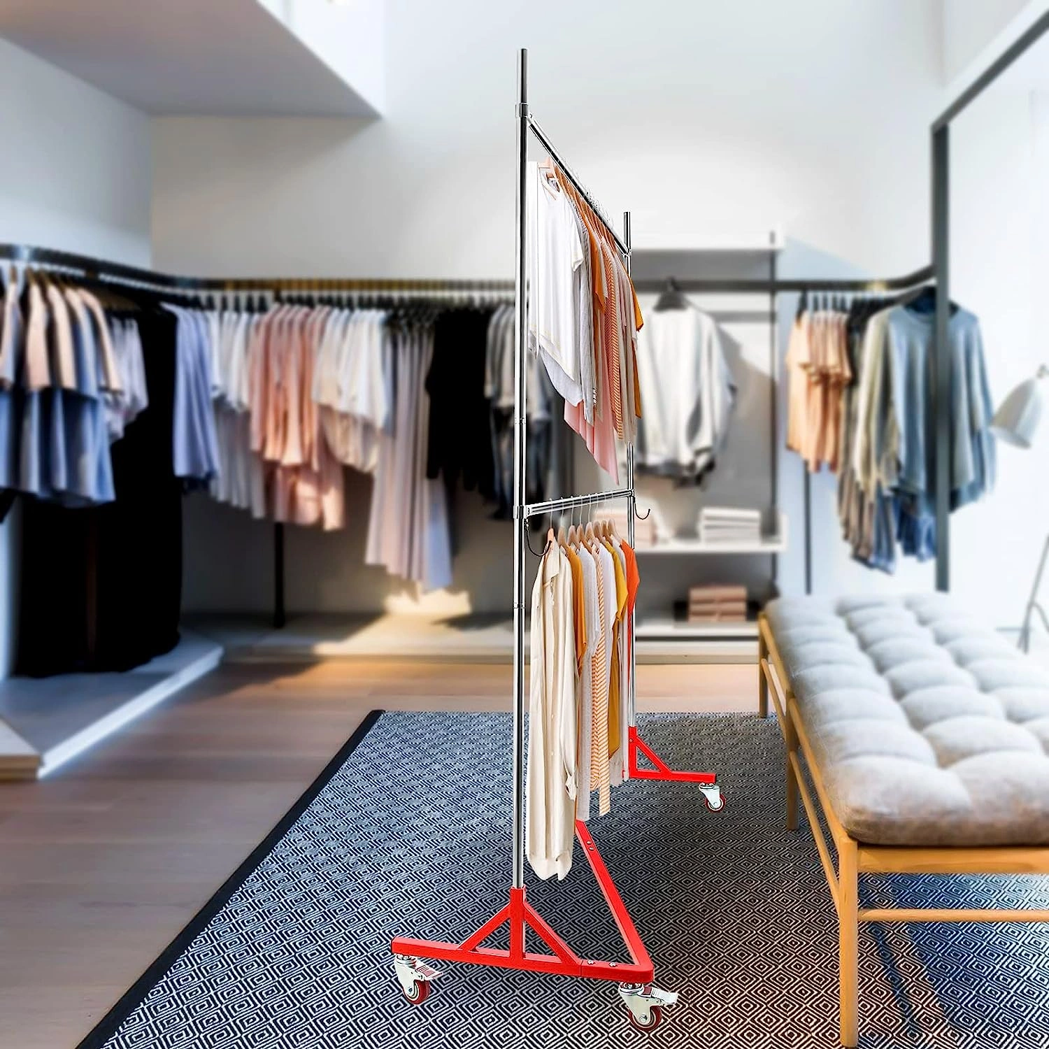 Praktischer Z-Kleiderständer: Höhenverstellbar, rollbar, robust - Ideal für Ordnung im Schlafzimmer!